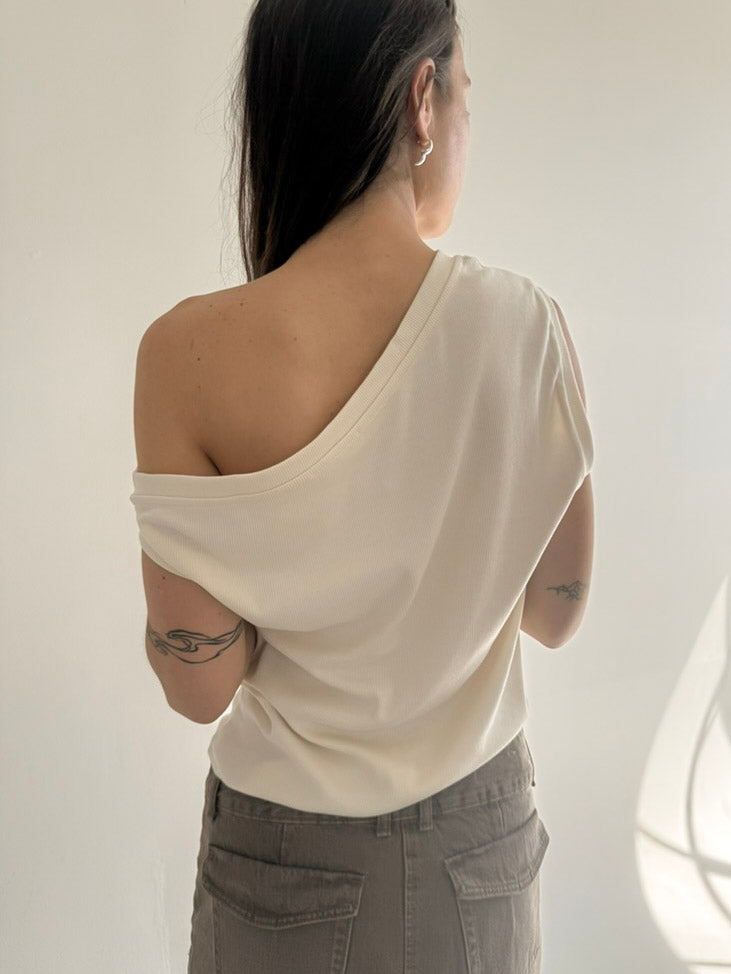 DEVIN Off-Shoulder Top